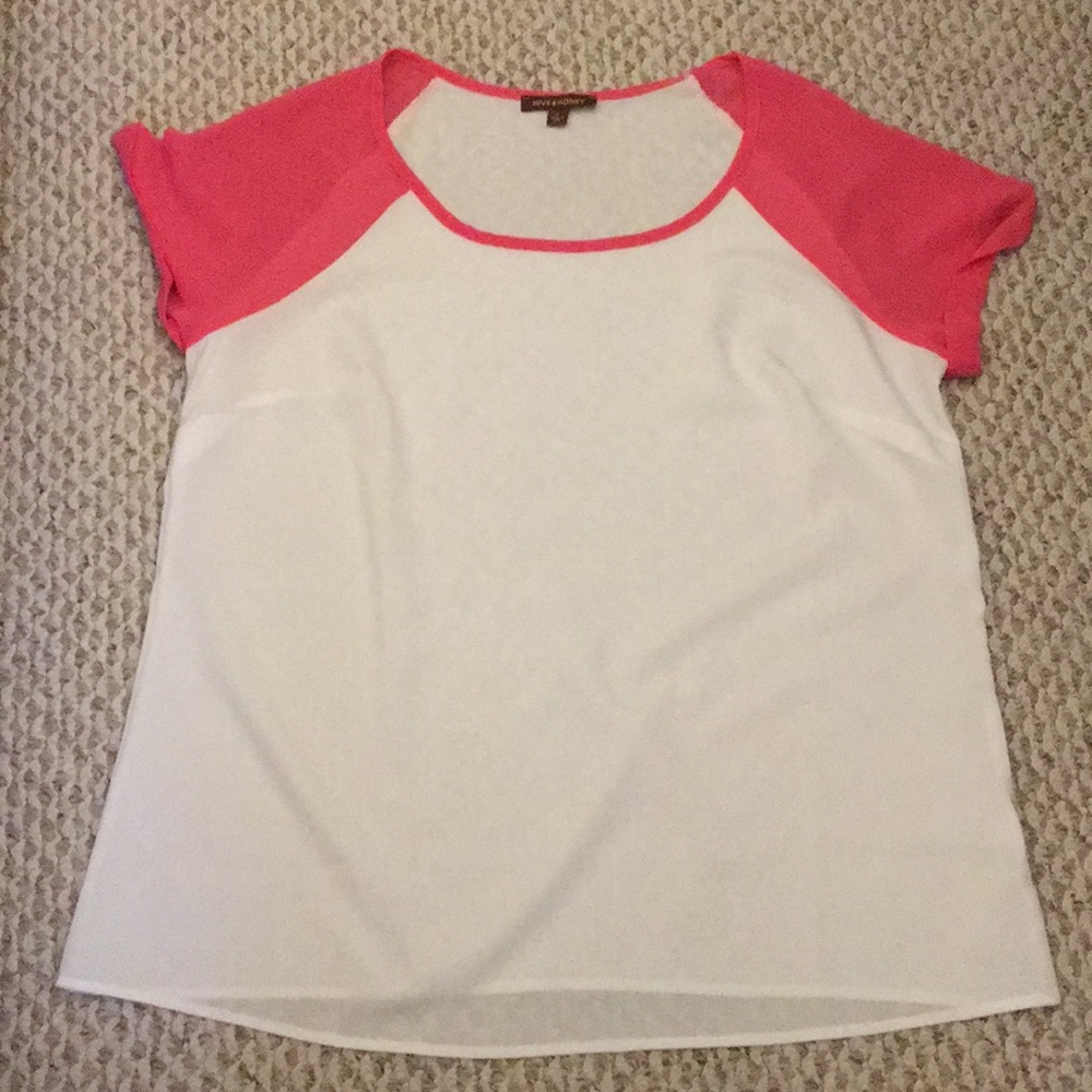 Whit and pink tee